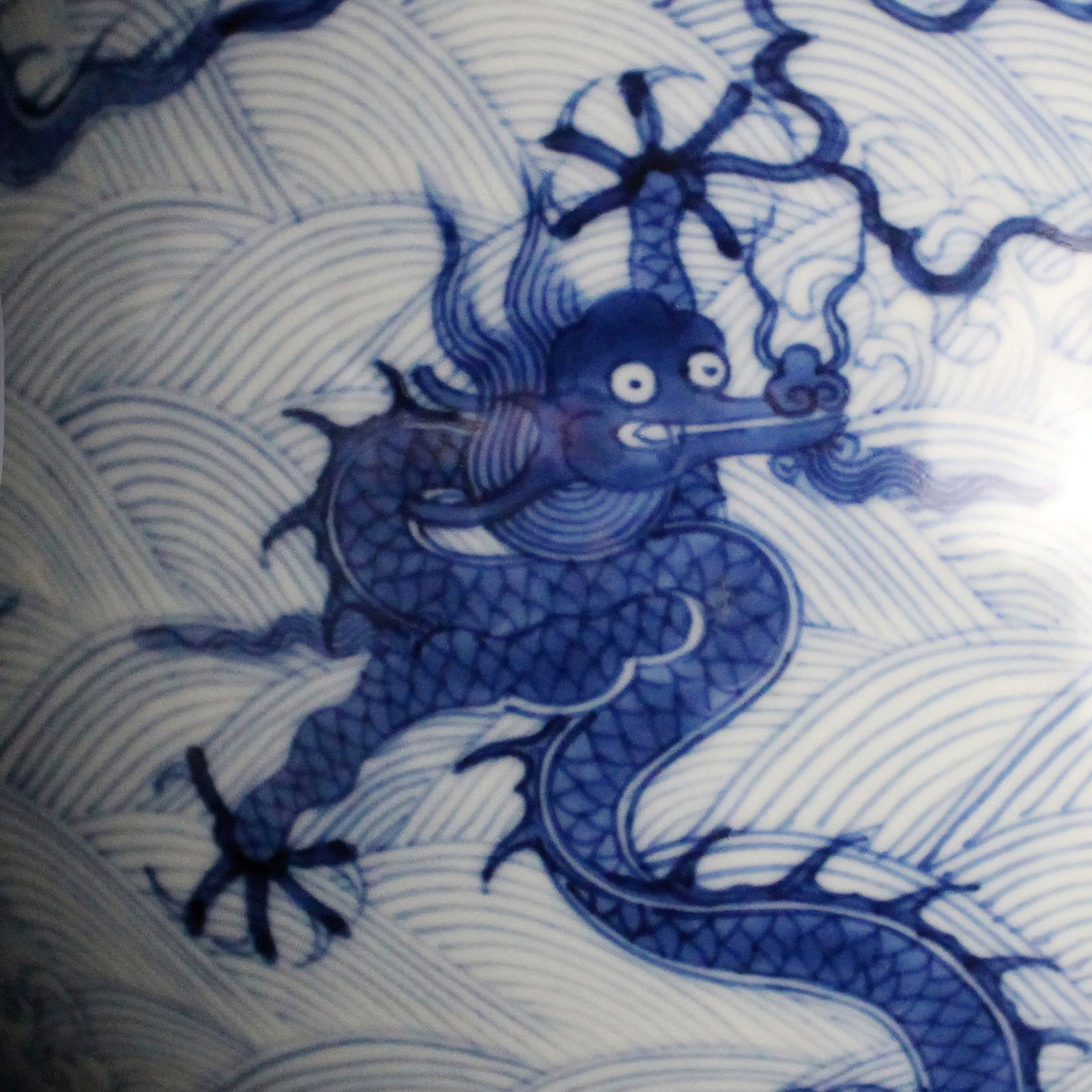 An Exquisite Blue and White Dragon Pattern Seawater Pattern Vase - 4