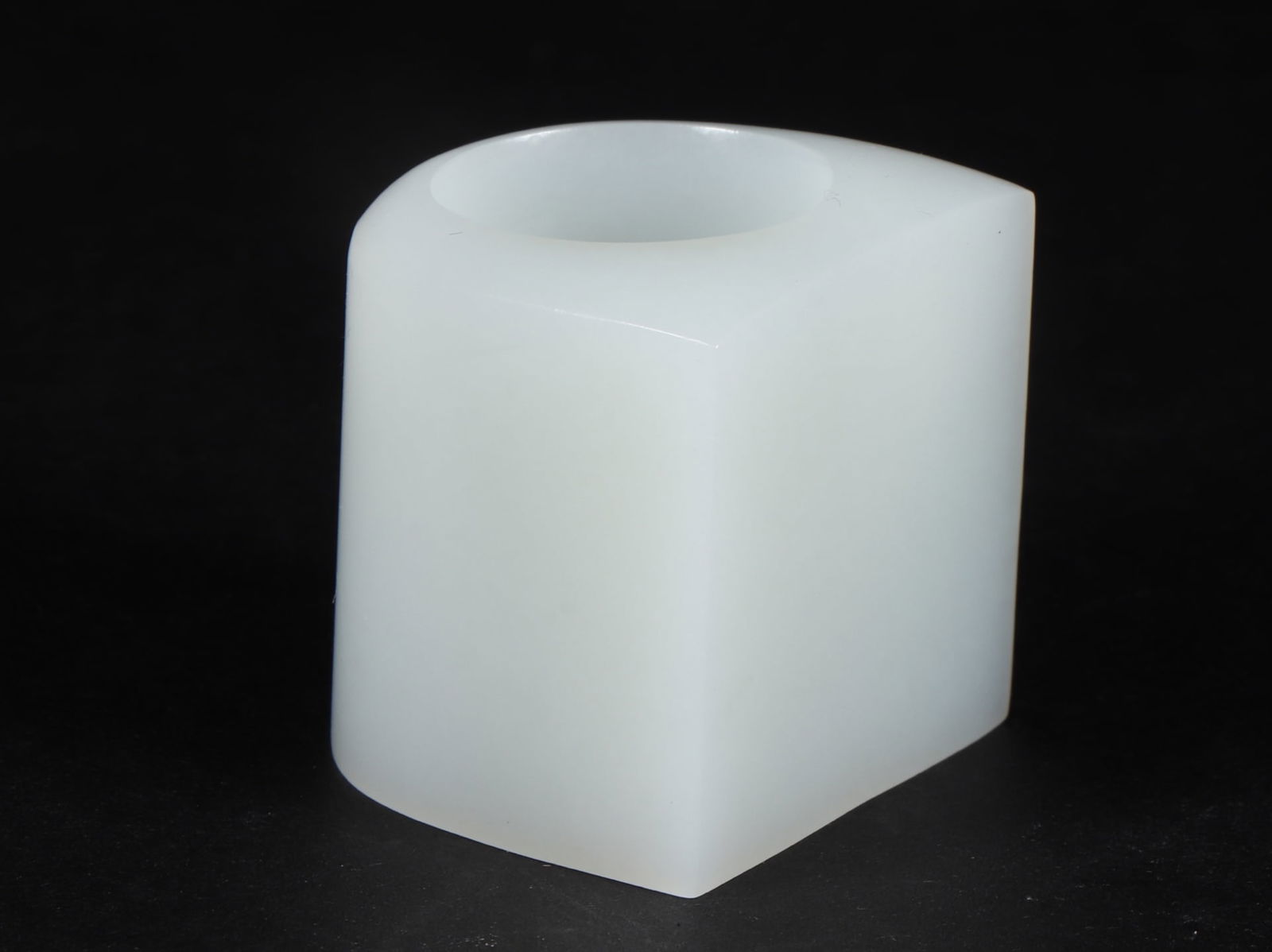 An Exquisite White Jade Ring - 4