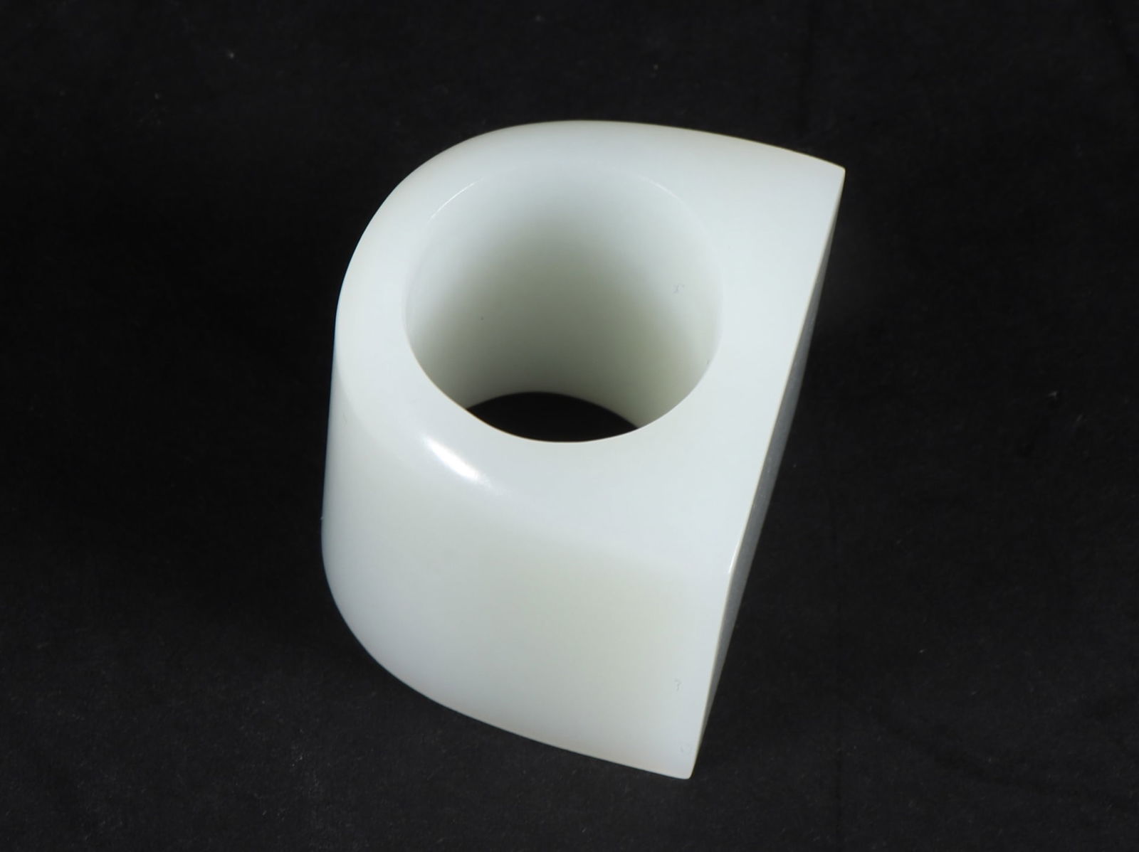 An Exquisite White Jade Ring - 8