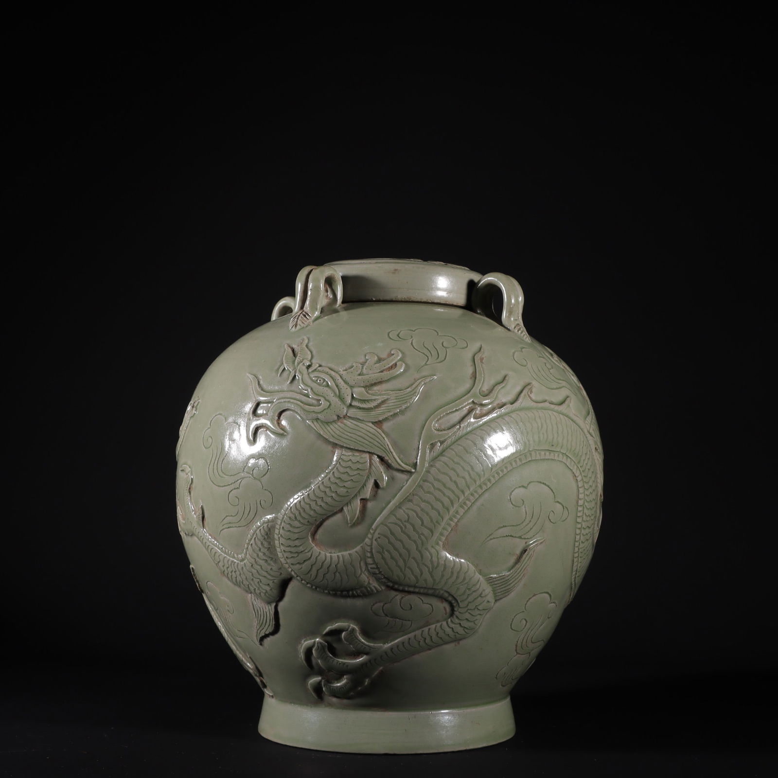 An Exquisite Yue yao Celadon Dragon Pattern Jar: An Exquisite Yue yao Celadon Dragon Pattern Jar Tang Dynasty, China Size:24.5cmx22cm (The Dimensions Of All Batches Are Manually Measured.If You Need More Detailed Information, Please Contact Our