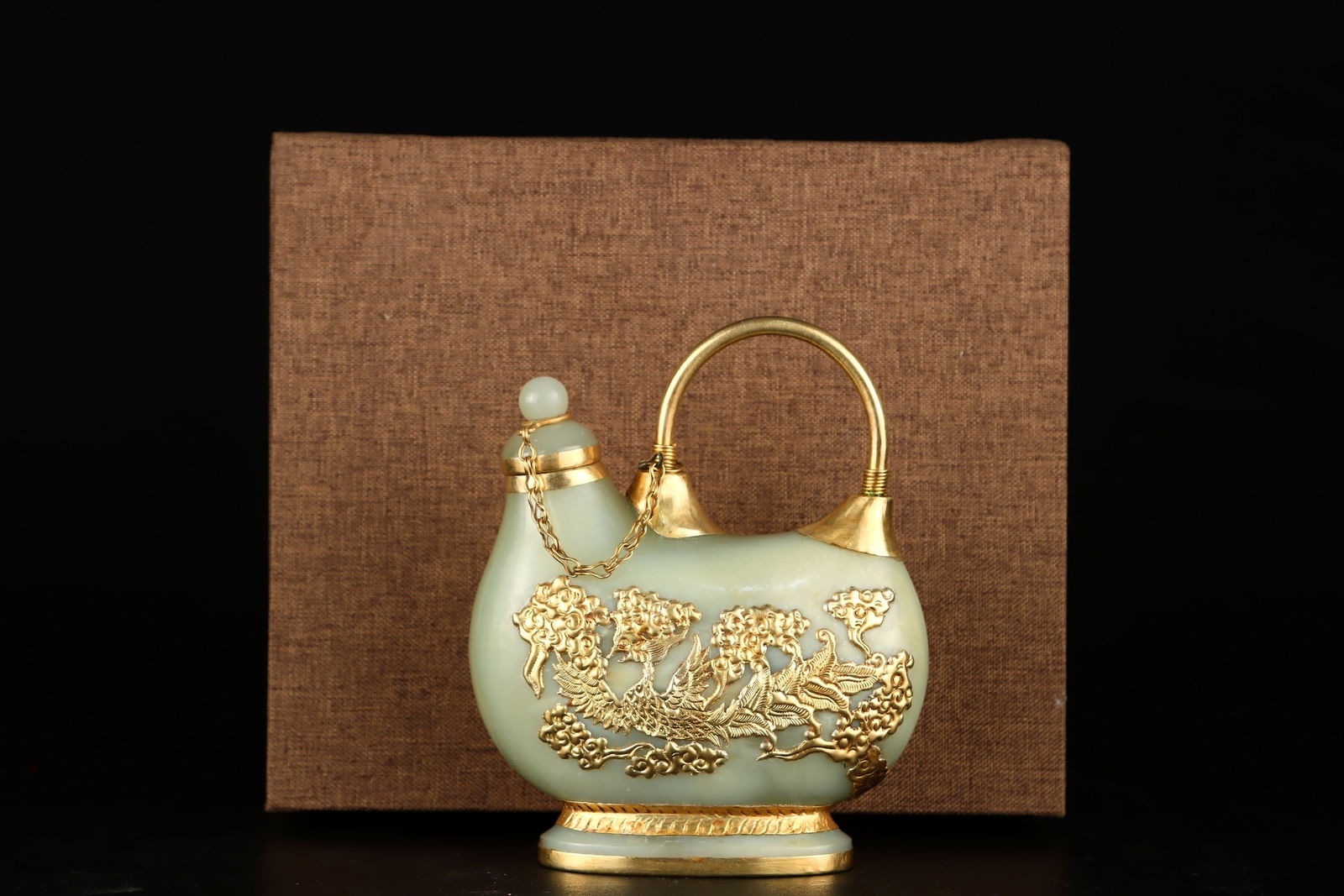 An Exquisite Gilt Bronze Inlaid White Jade Phoenix Pattern Ewer: An Exquisite Gilt Bronze Inlaid White Jade Phoenix Pattern Ewer Qing Dynasty, China Size:13cmx10.5cm Weight:371g (The Dimensions Of All Batches Are Manually Measured.If You Need More Detailed