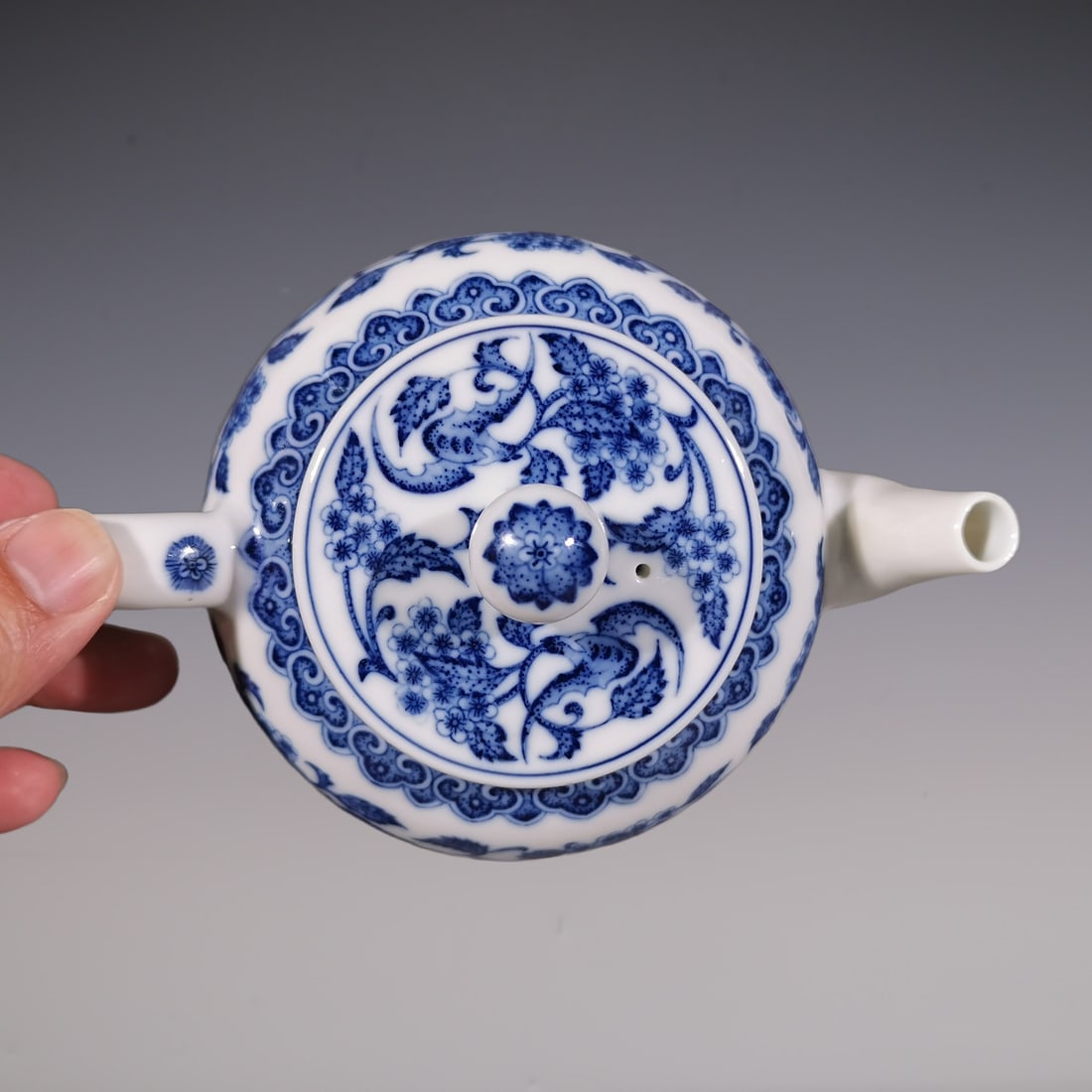 An Exquisite Blue and White Lotus Pattern Dragon Pattern Teapot - 7