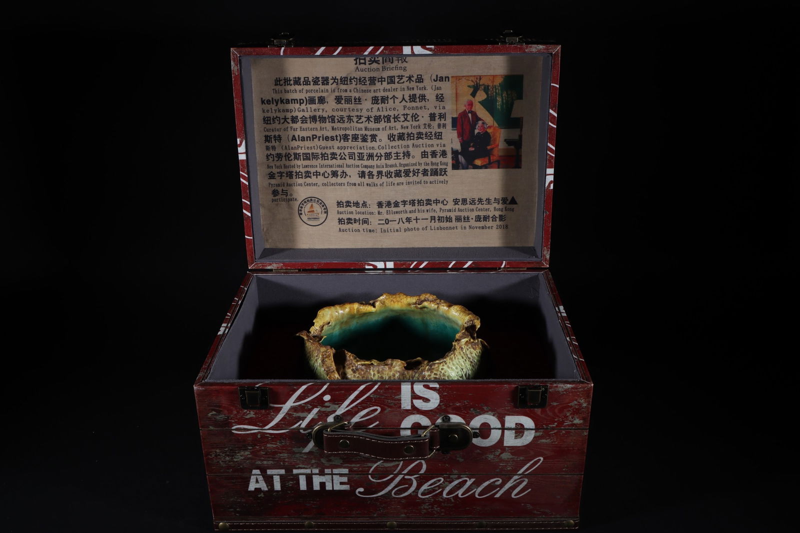 An Exquisite Biomimetic porcelain Chinese cabbage-Shaped Brush Washer: An Exquisite Biomimetic porcelain Chinese cabbage-Shaped Brush Washer Qing Dynasty, China Size:12.3cmx22cm (The Dimensions Of All Batches Are Manually Measured.If You Need More Detailed