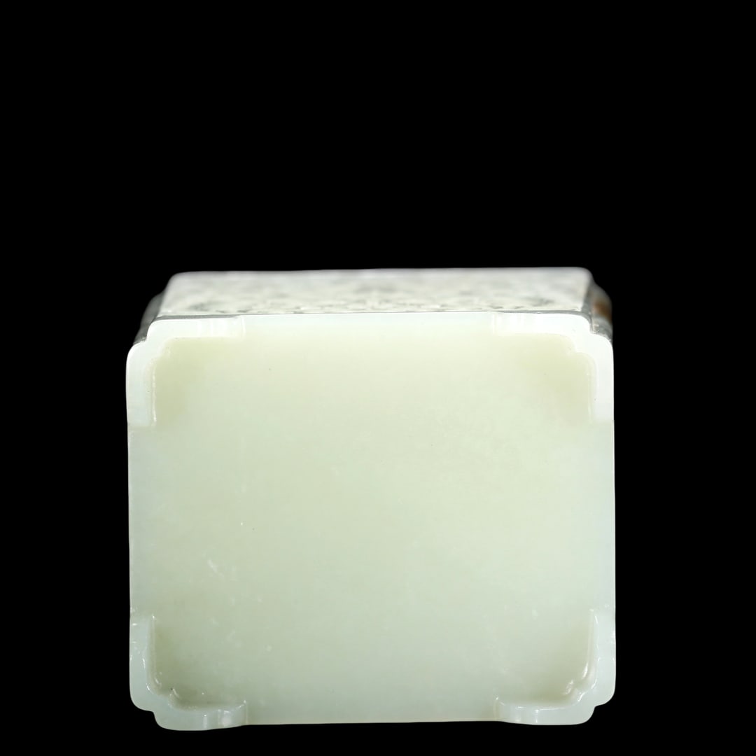 An Exquisite White Jade 'Flower' Vase - 6