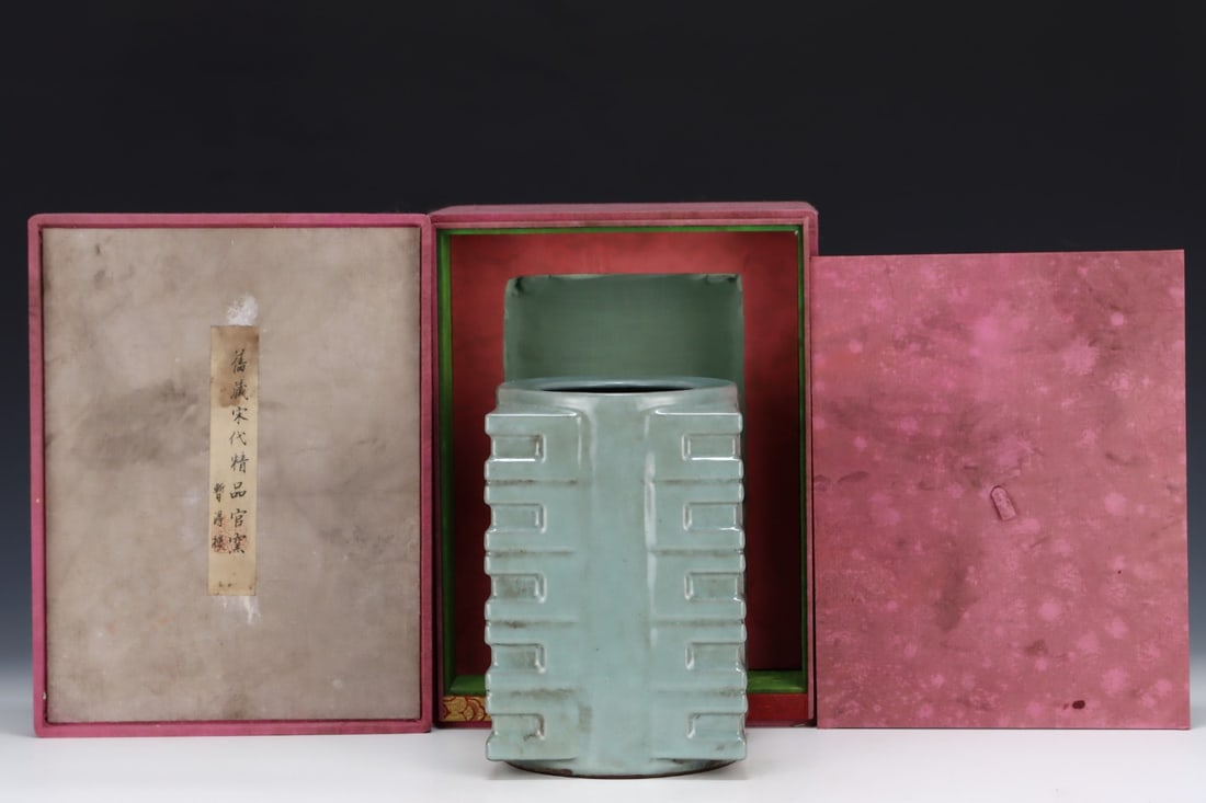 An Exquisite Guan yao Vase: An Exquisite Guan yao Vase Song Dynasty, China Size:23cmx15.8cm (The Dimensions Of All Batches Are Manually Measured.If You Need More Detailed Information, Please Contact Our Customer Service Before B