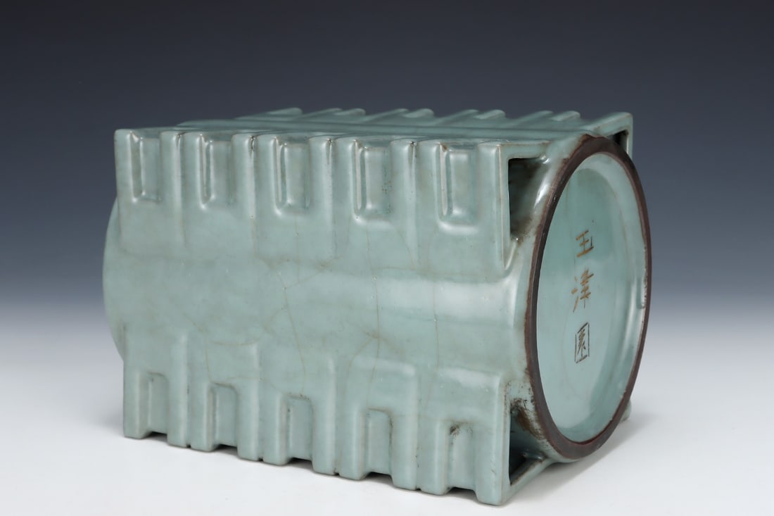 An Exquisite Guan yao Vase - 8