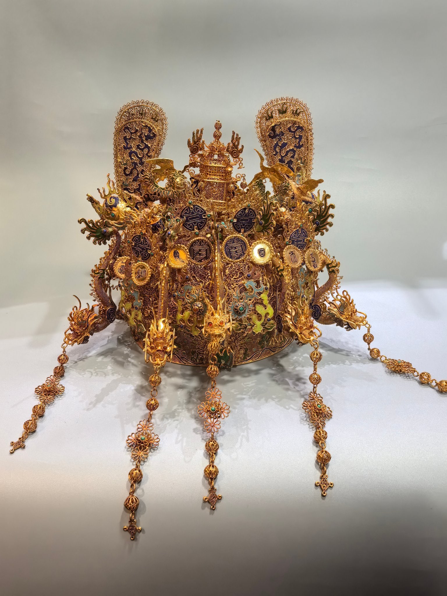 An Exquisite Gilt Bronze Inlaid Gems Dragon Pattern Hair Band: An Exquisite Gilt Bronze Inlaid Gems Dragon Pattern Hair Band Qing Dynasty, China Size:23.5cmx17cm Weight:2168g (The Dimensions Of All Batches Are Manually Measured.If You Need More Detailed