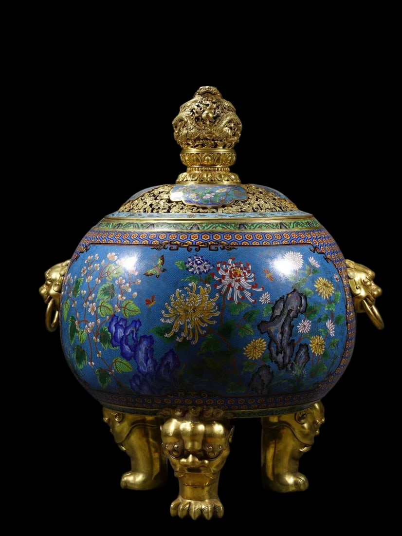 An Exquisite Cloisonne Dragon Pattern Flower and Butterfly Pattern Double-Ears and Tripod Censer: An Exquisite Cloisonne Dragon Pattern Flower and Butterfly Pattern Double-Ears and Tripod Censer Qing Dynasty, China Qianlong Six-character Mark Size:75cmx64cm Weight:40kg (The Dimensions Of All