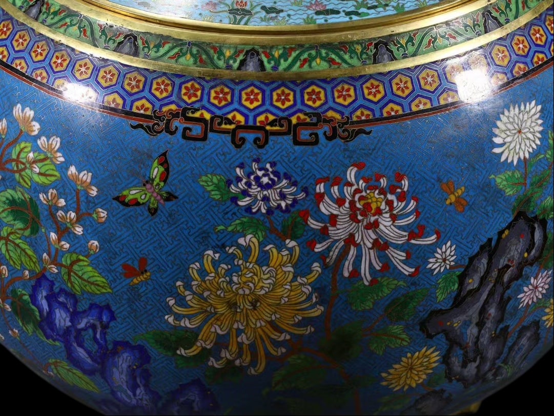 An Exquisite Cloisonne Dragon Pattern Flower and Butterfly Pattern Double-Ears and Tripod Censer - 3