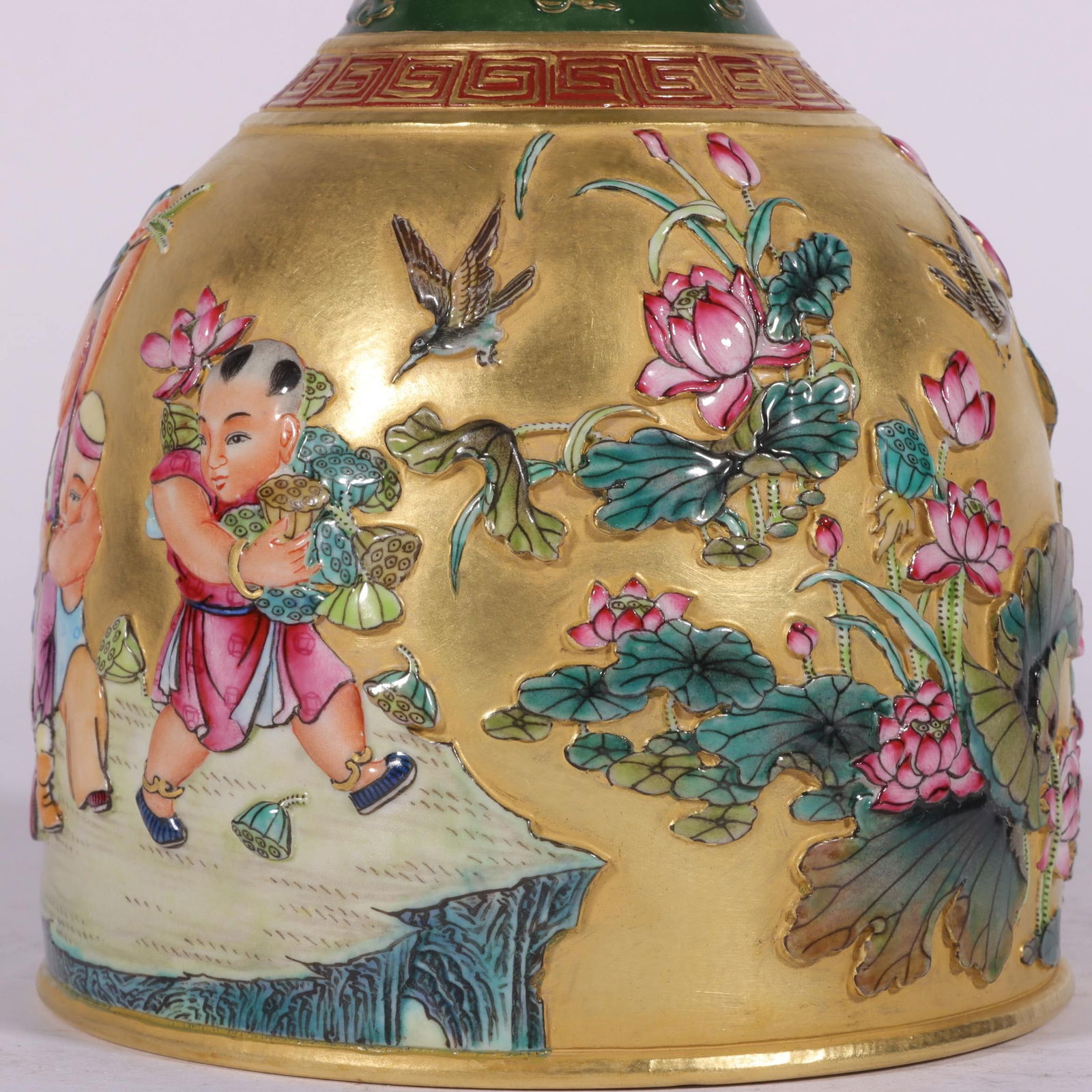 An Exquisite Enamel Green Ground Lotus Pattern Character and Story Pattern Vase - 5