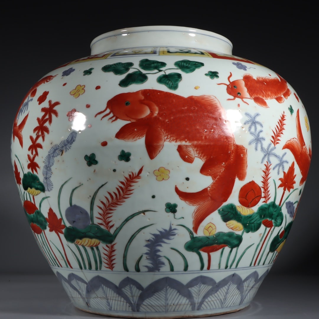An Exquisite Wucai Fish and Lotus Pattern Jar - 4