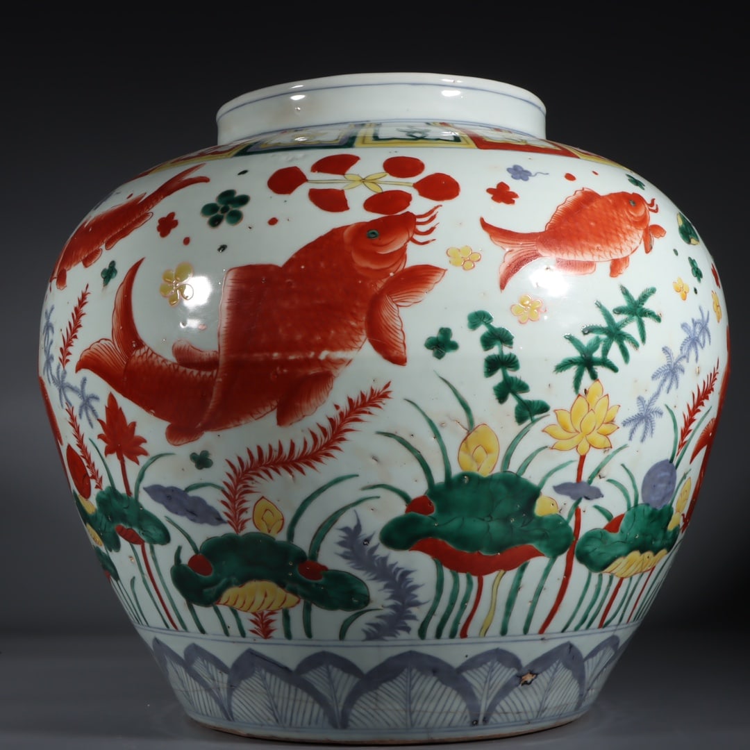 An Exquisite Wucai Fish and Lotus Pattern Jar - 5