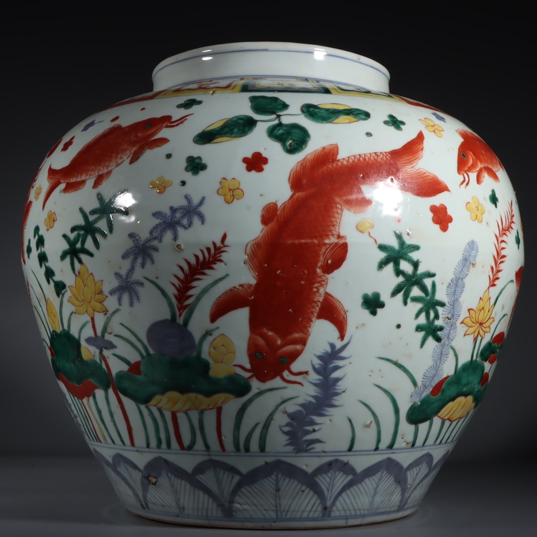 An Exquisite Wucai Fish and Lotus Pattern Jar - 6