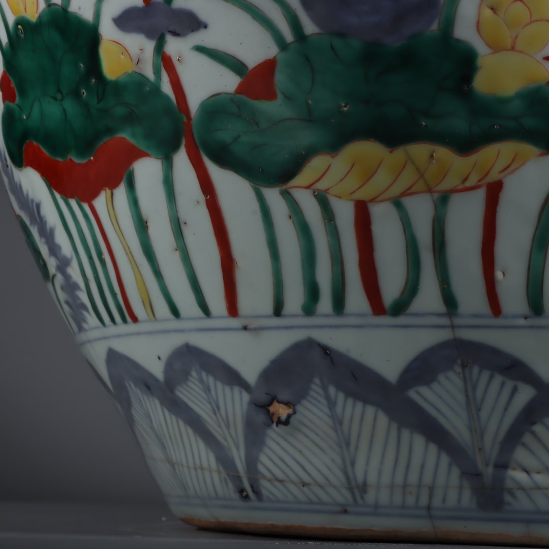 An Exquisite Wucai Fish and Lotus Pattern Jar - 7