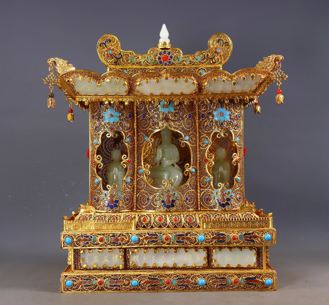 An Exquisite Gilt Bronze Inlaid White Jade Niche: An Exquisite Gilt Bronze Inlaid White Jade Niche Qing Dynasty, China Qianlong Four-character Mark Size:34cmx28cmx15cm Weight:3587g (The Dimensions Of All Batches Are Manually Measured.If You Need