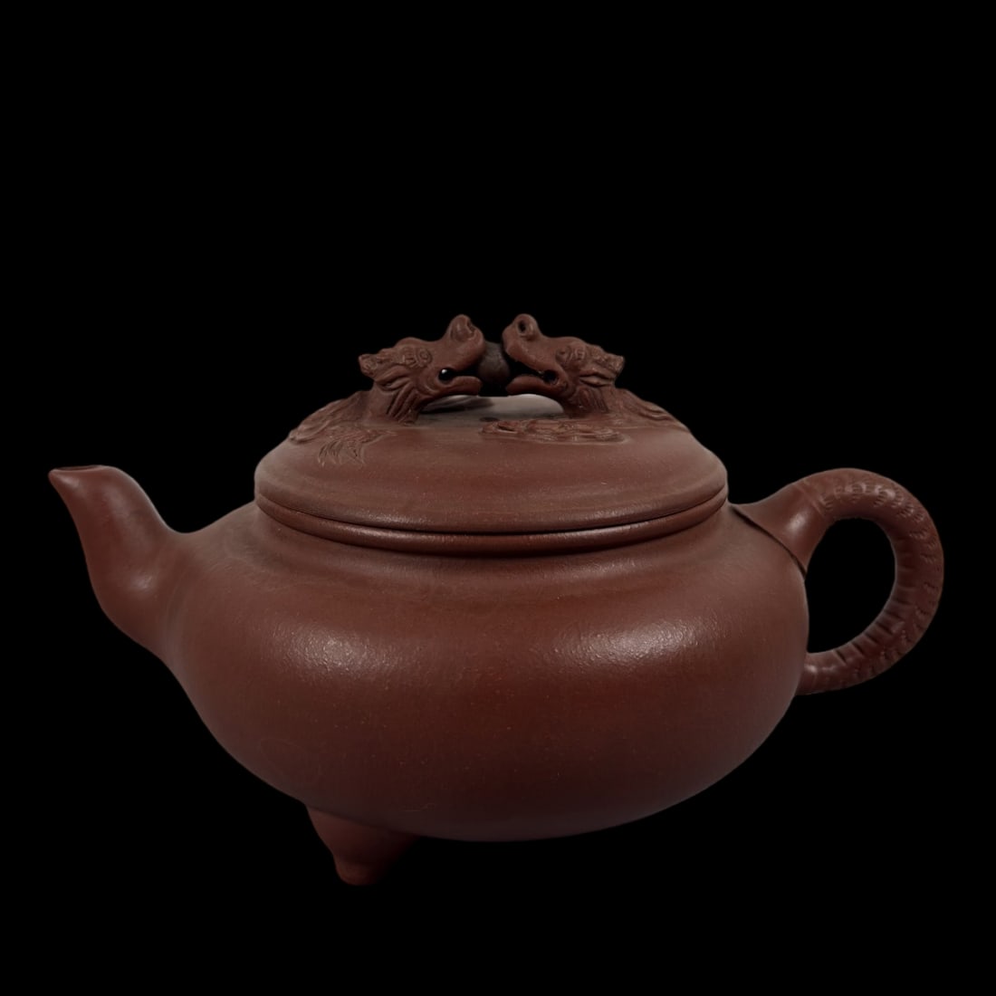 An Exquisite Purple Sands Teapot: An Exquisite Purple Sands Teapot Xu han tang Size:17.8cmx9.5cm (The Dimensions Of All Batches Are Manually Measured.If You Need More Detailed Information, Please Contact Our Customer Service Before Bi