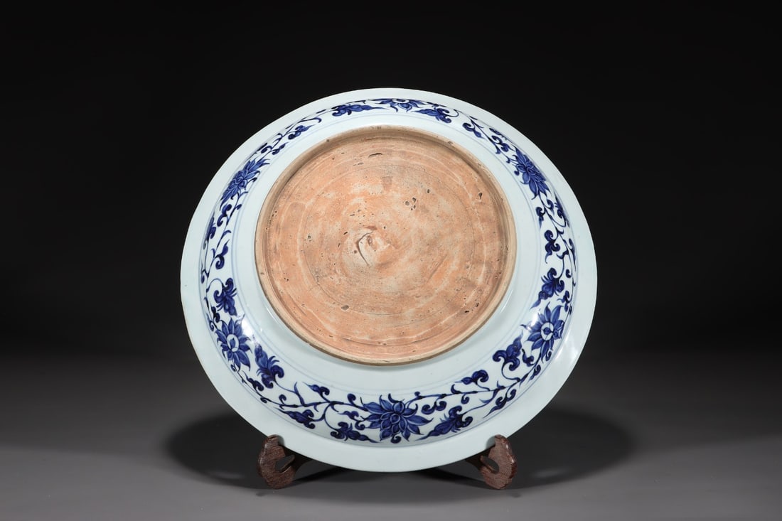 An Exquisite Blue and White Lotus Pattern Dragon Pattern Plate - 4