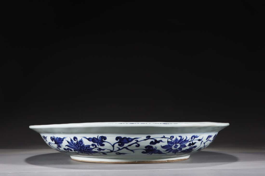 An Exquisite Blue and White Lotus Pattern Dragon Pattern Plate - 5