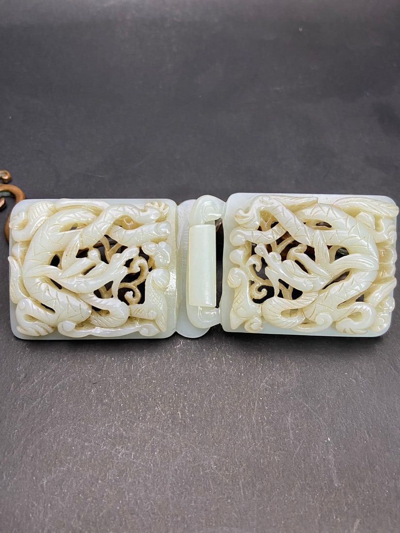 An Exquisite White Jade Dragon Pattern Ornament: An Exquisite White Jade Dragon Pattern Ornament Ming Dynasty, China Size:122.8mmx46mmx12.5mm Weight:88g (The Dimensions Of All Batches Are Manually Measured.If You Need More Detailed Information, Plea