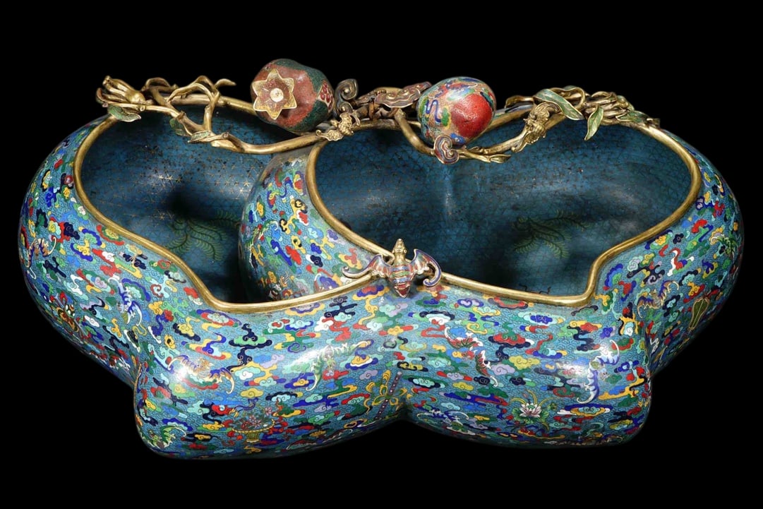 An Exquisite Cloisonne Bats and Peach Pattern Eight Treasures Pattern Fish and Lotus Pattern Dragon: An Exquisite Cloisonne Bats and Peach Pattern Eight Treasures Pattern Fish and Lotus Pattern Dragon Pattern Brush Washer Qing Dynasty, China Qianlong Four-character Mark Size:90cmx65cm Weight:51kg 
