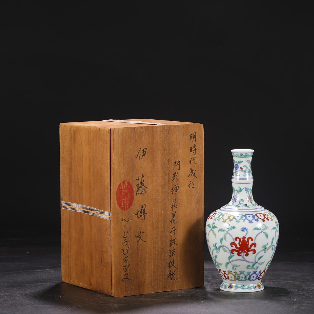 An Exquisite Doucai Lotus Pattern Vase: An Exquisite Doucai Lotus Pattern Vase Ming Dynasty, China Chenghua Six-character Mark Size:24cmx12cm (The Dimensions Of All Batches Are Manually Measured.If You Need More Detailed Information, Please