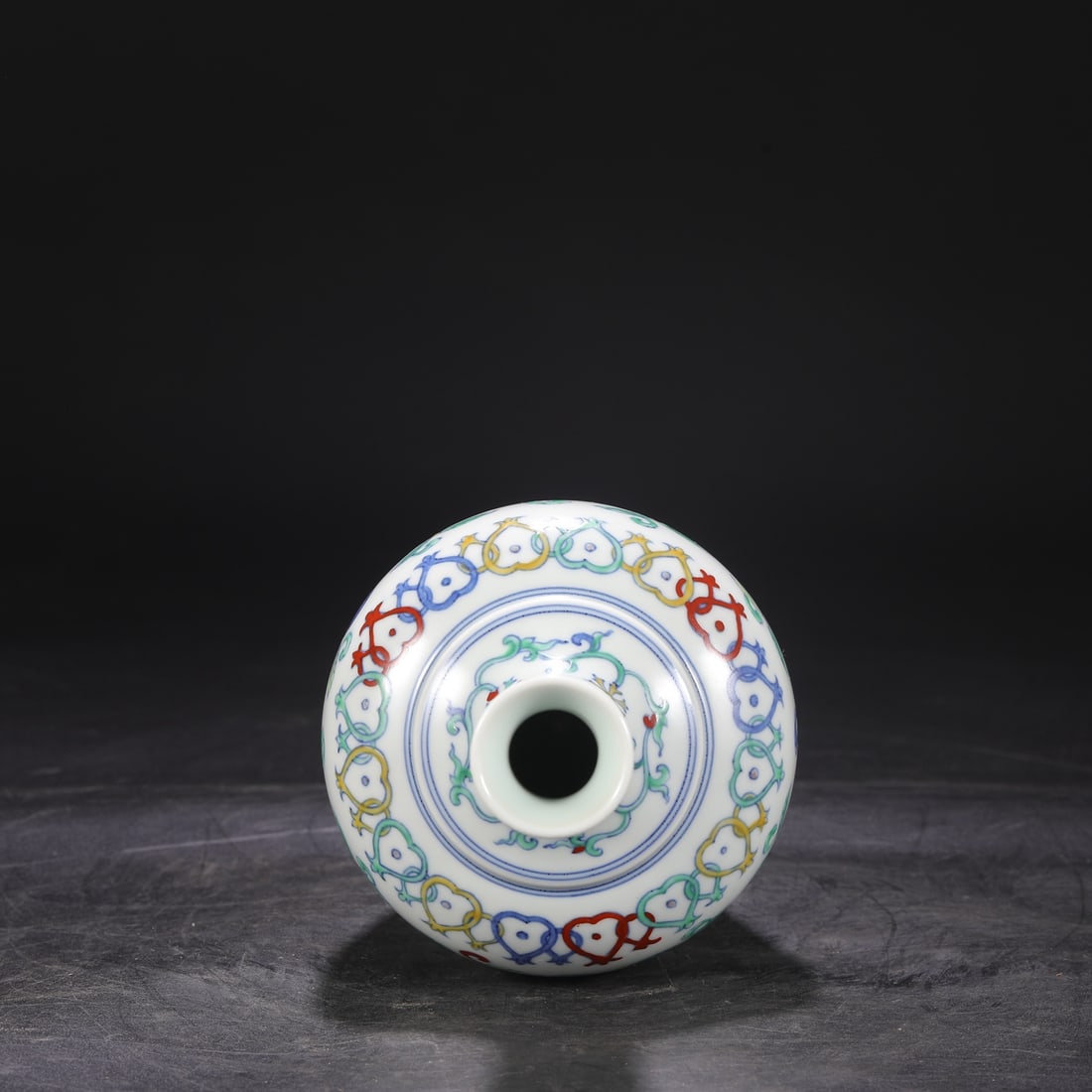 An Exquisite Doucai Lotus Pattern Vase - 5