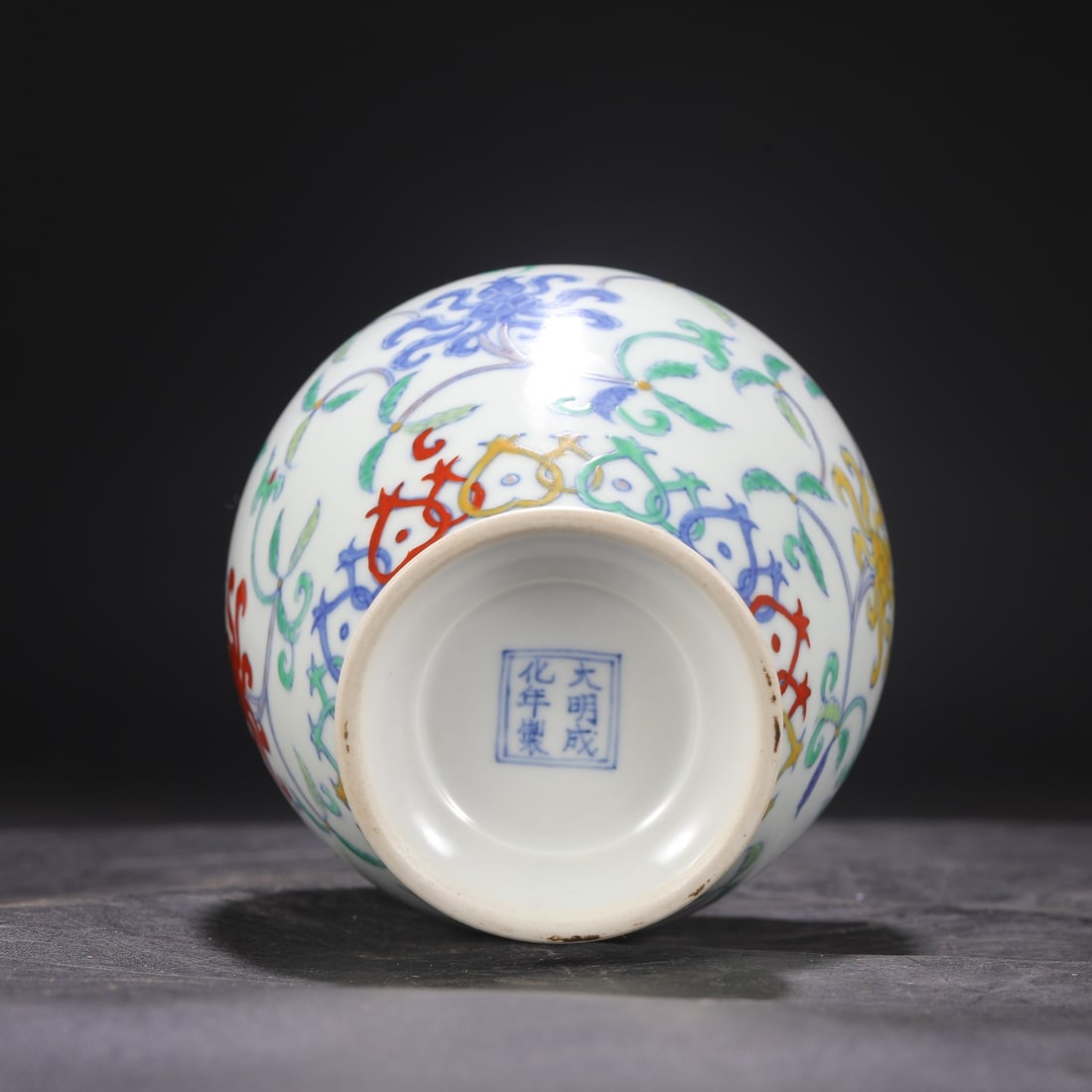 An Exquisite Doucai Lotus Pattern Vase - 9