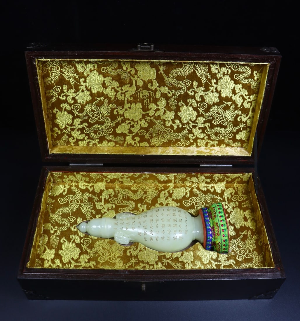 An Exquisite White Jade with poem Double-Ears Vase: An Exquisite White Jade with poem Double-Ears Vase Qing Dynasty, China Size:7cmx4.5cmx18cm Weight:249g (The Dimensions Of All Batches Are Manually Measured.If You Need More Detailed Information,