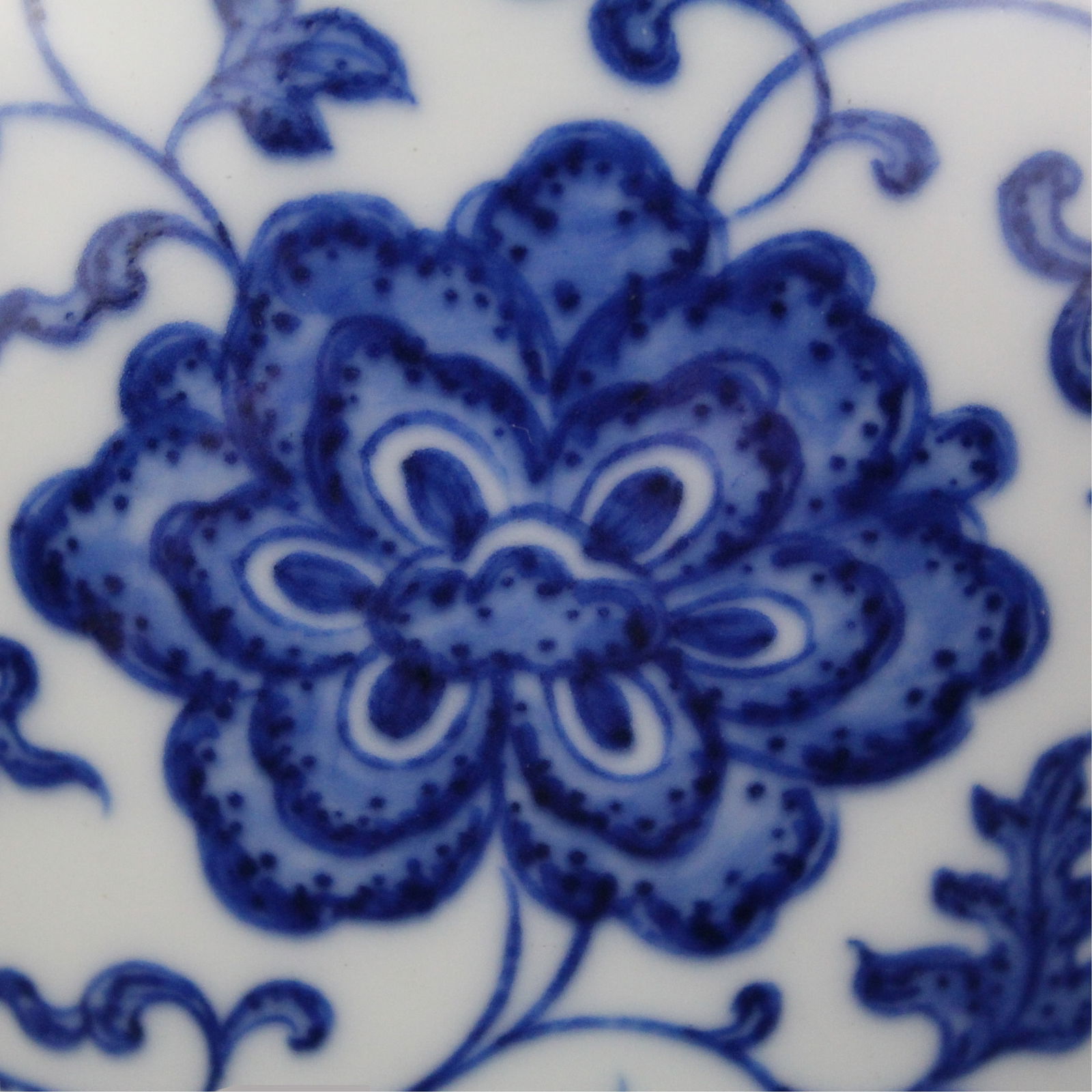 An Exquisite Blue and White Lotus Pattern Vase - 3