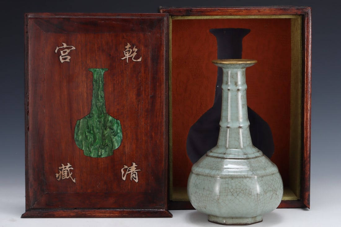 An Exquisite Guan yao Cover with Gold Vase: An Exquisite Guan yao Cover with Gold Vase Song Dynasty, China Size:23.3cmx14.5cm (The Dimensions Of All Batches Are Manually Measured.If You Need More Detailed Information, Please Contact Our