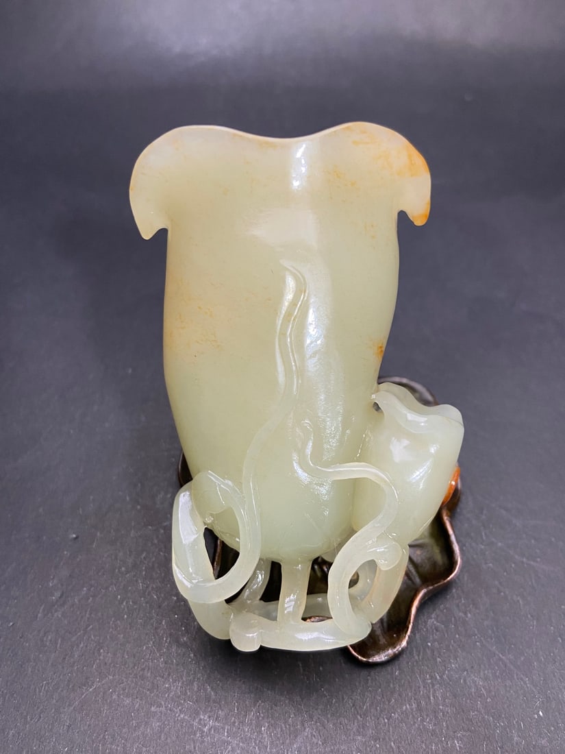 An Exquisite White Jade Flower Pattern Cup: An Exquisite White Jade Flower Pattern Cup Ming Dynasty, China Size:89mmx54mmx33.6mm Weight:118g (The Dimensions Of All Batches Are Manually Measured.If You Need More Detailed Information, Please