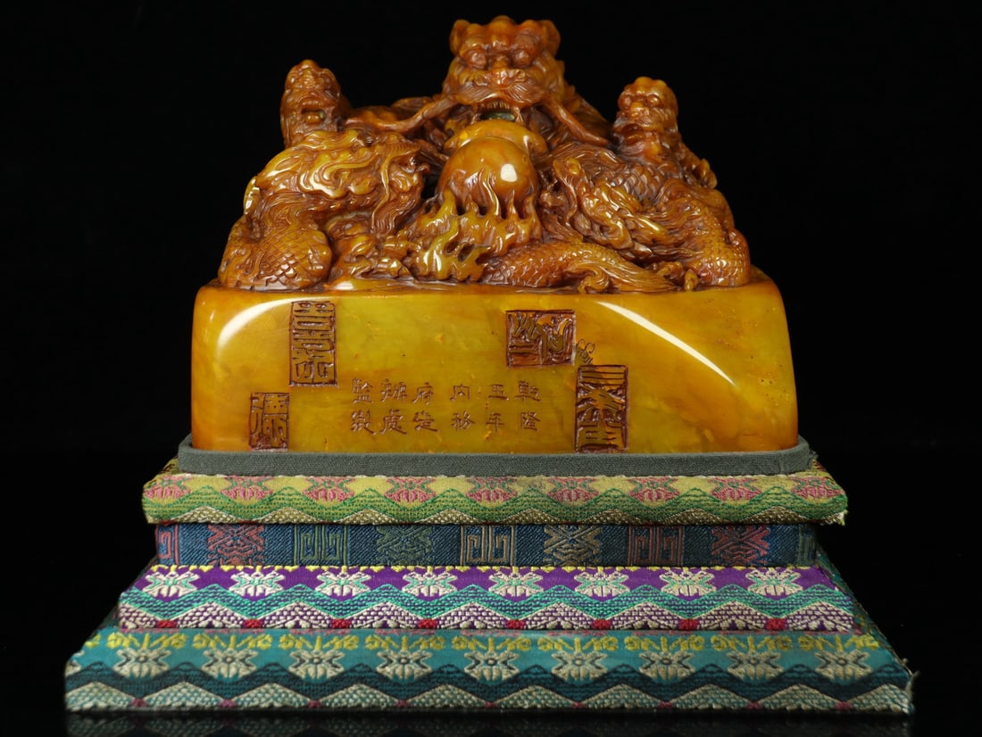 An Exquisite Tianhuang Stone Dragon Pattern Seal Ornament: An Exquisite Tianhuang Stone Dragon Pattern Seal Ornament Qing Dynasty, China Size:13cmx18.5cmx15cm Weight:5.68kg (The Dimensions Of All Batches Are Manually Measured.If You Need More Detailed