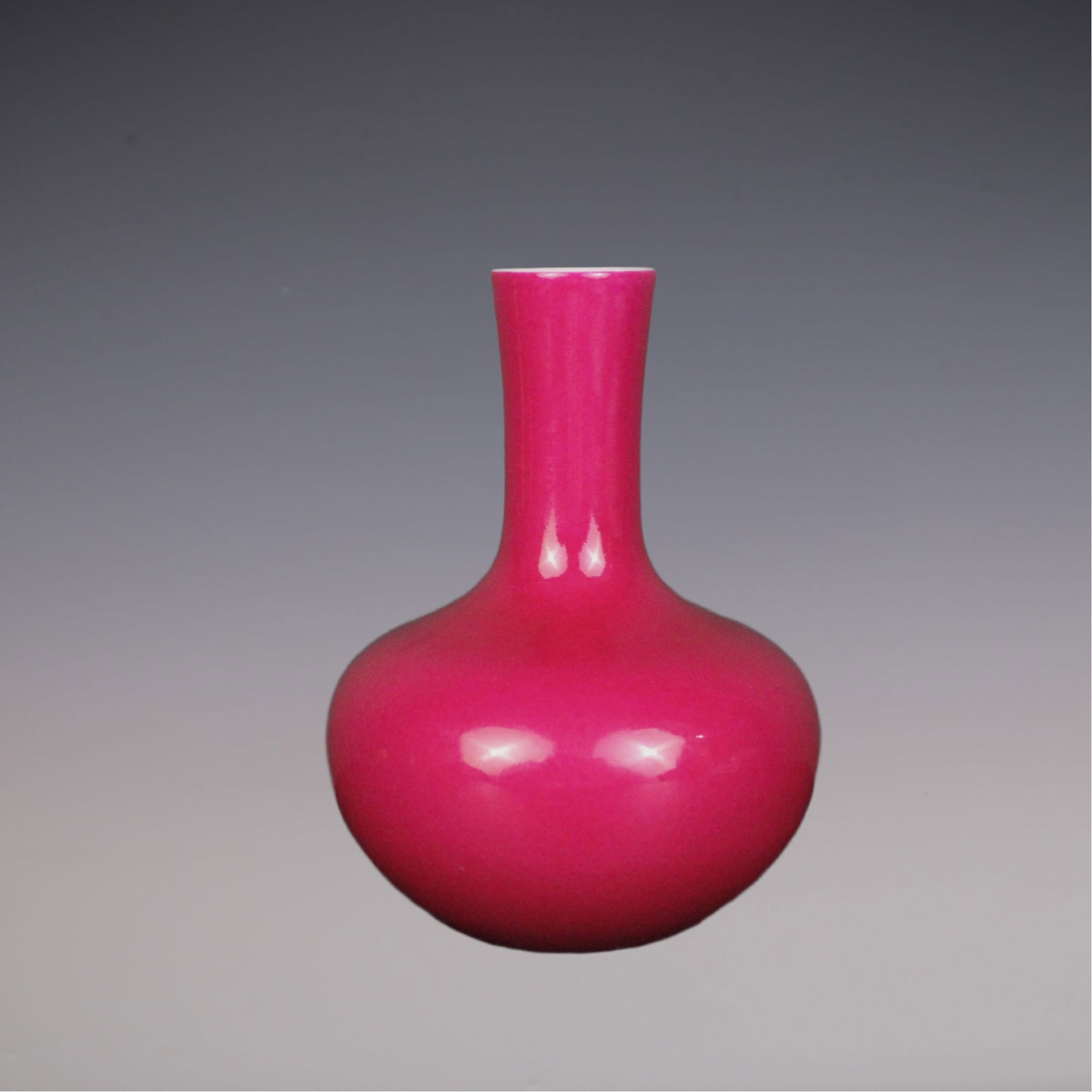An Exquisite Ruby Red-Glazed Vase: An Exquisite Ruby Red-Glazed Vase Qing Dynasty, China Qianlong Six-character Mark Size:11cmx3.5cm (The Dimensions Of All Batches Are Manually Measured.If You Need More Detailed Information, Please Con