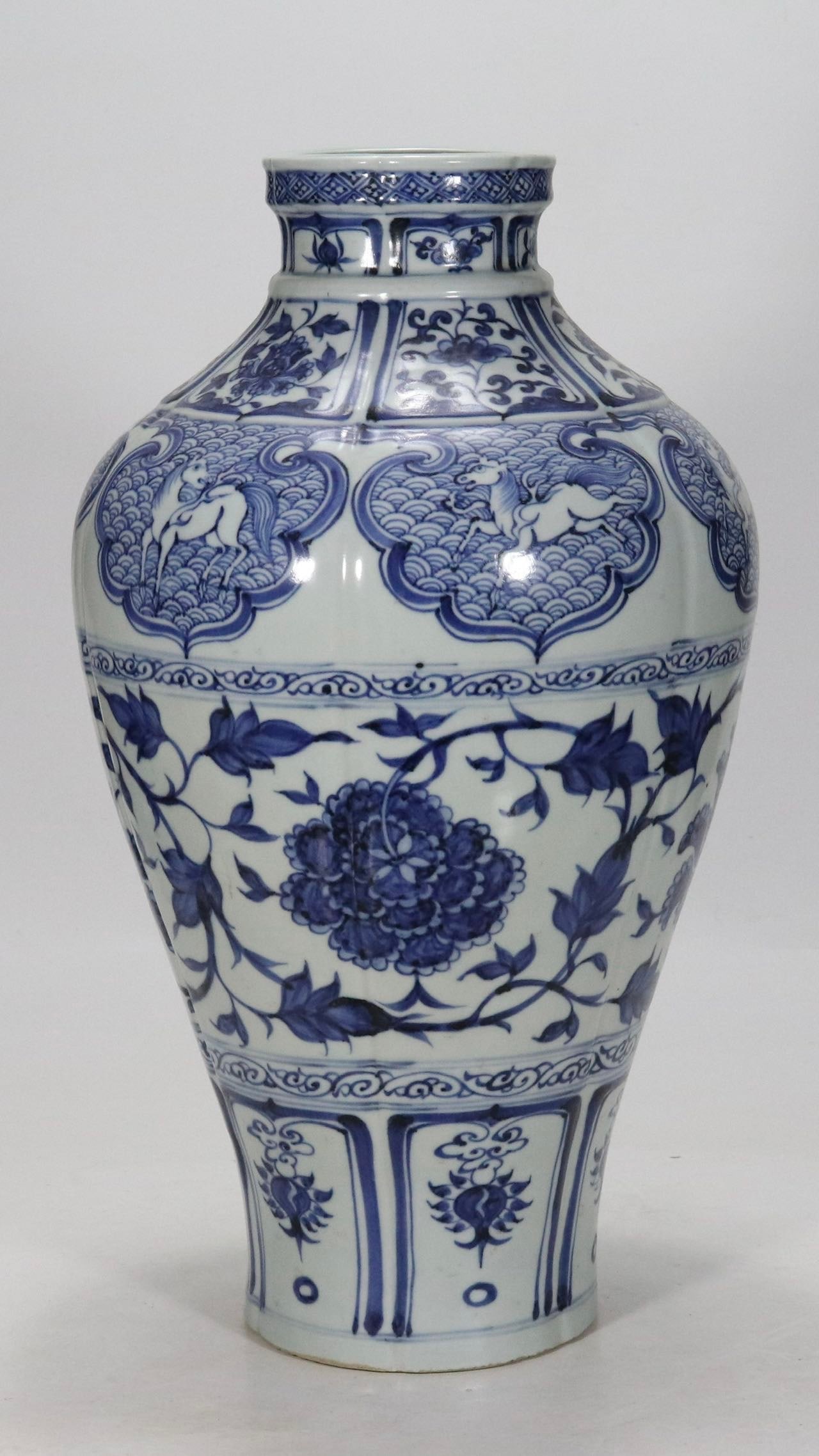 An Exquisite Blue and White Lotus Pattern Vase: An Exquisite Blue and White Lotus Pattern Vase Yuan Dynasty, China Size:45.8cm (The Dimensions Of All Batches Are Manually Measured.If You Need More Detailed Information, Please Contact Our Customer S