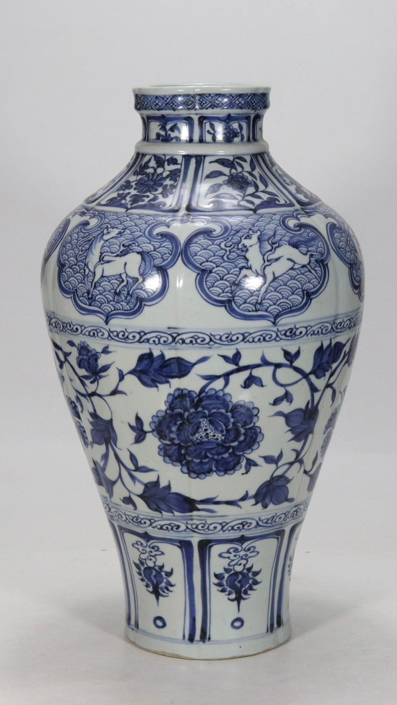 An Exquisite Blue and White Lotus Pattern Vase - 3
