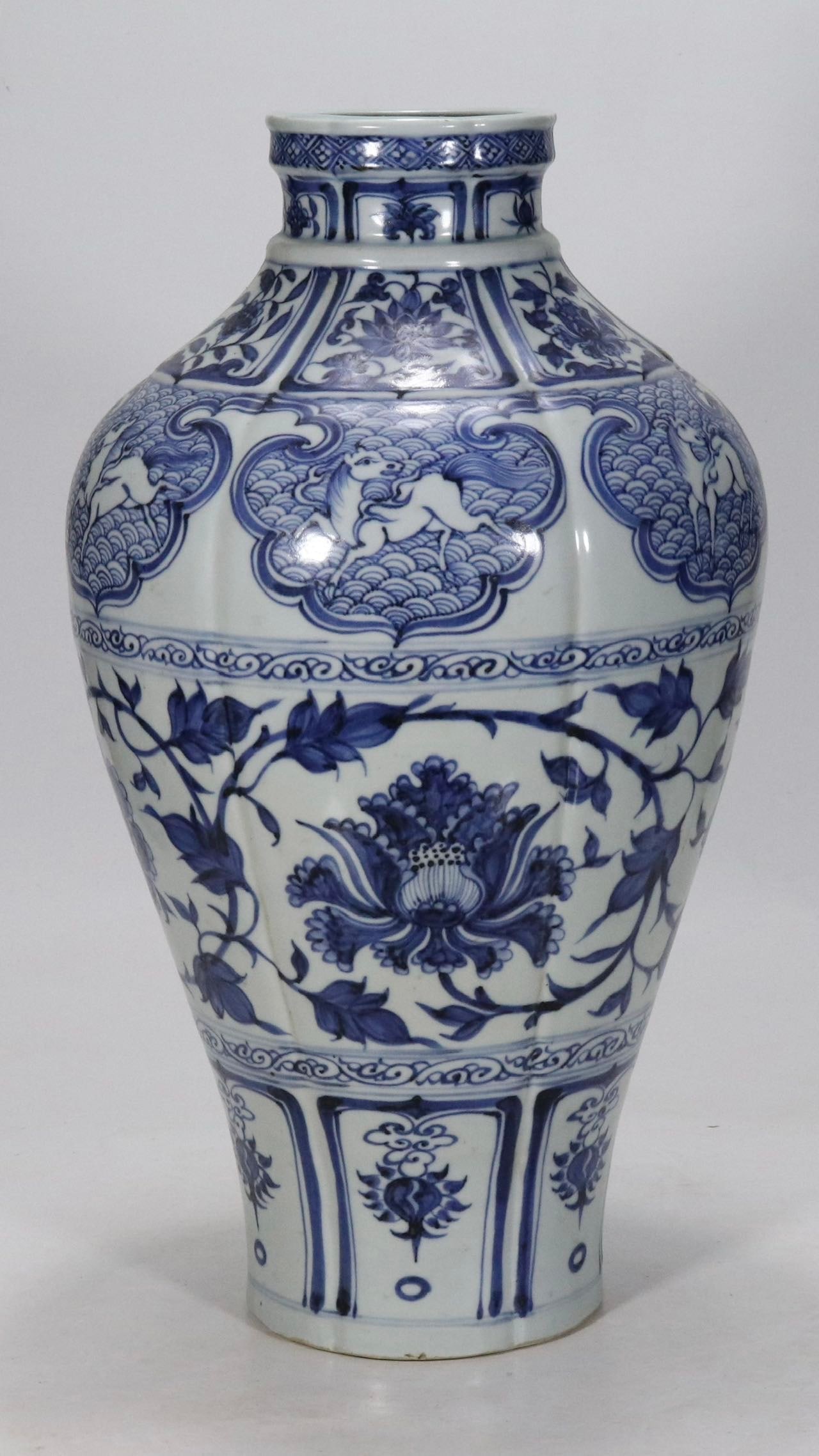 An Exquisite Blue and White Lotus Pattern Vase - 4