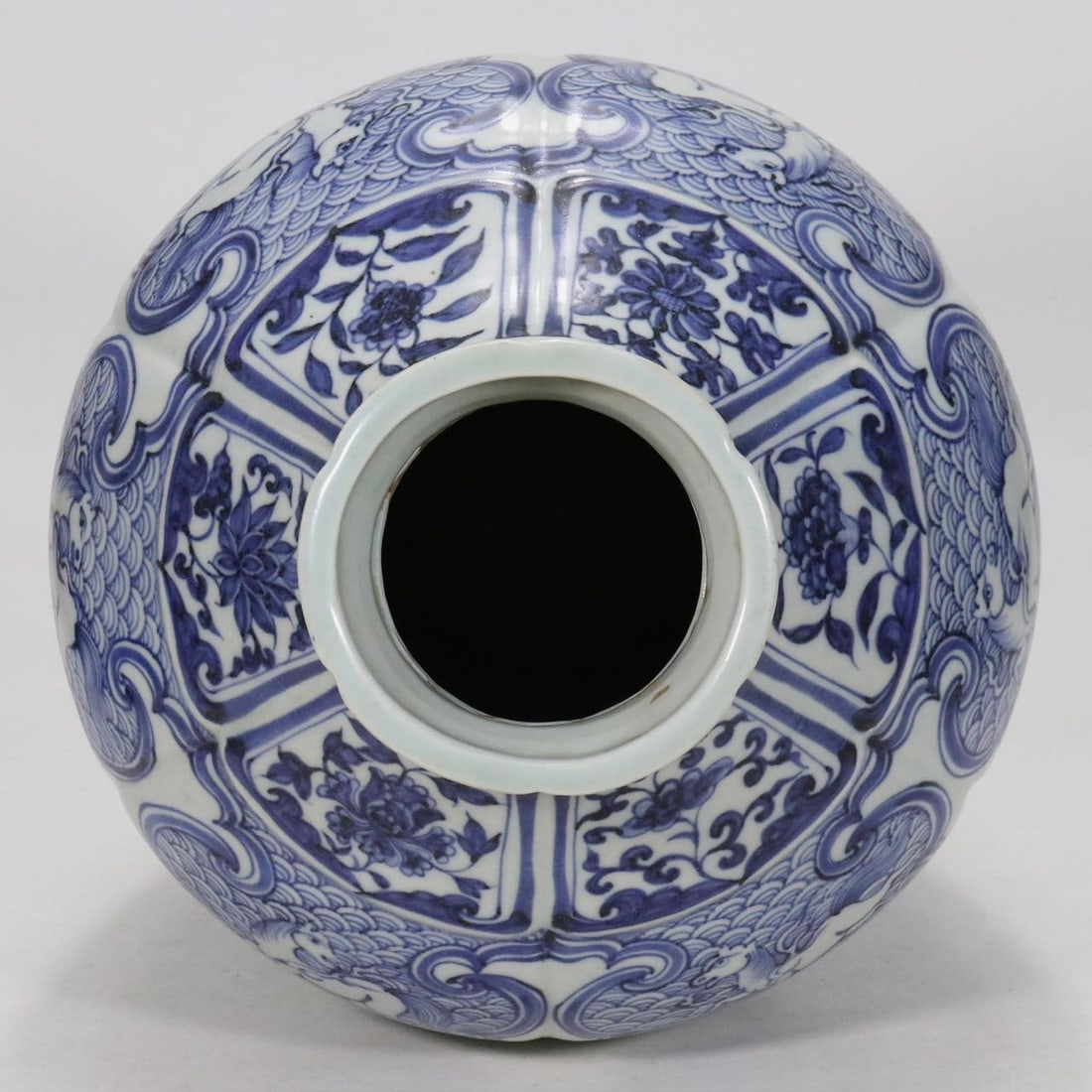 An Exquisite Blue and White Lotus Pattern Vase - 6