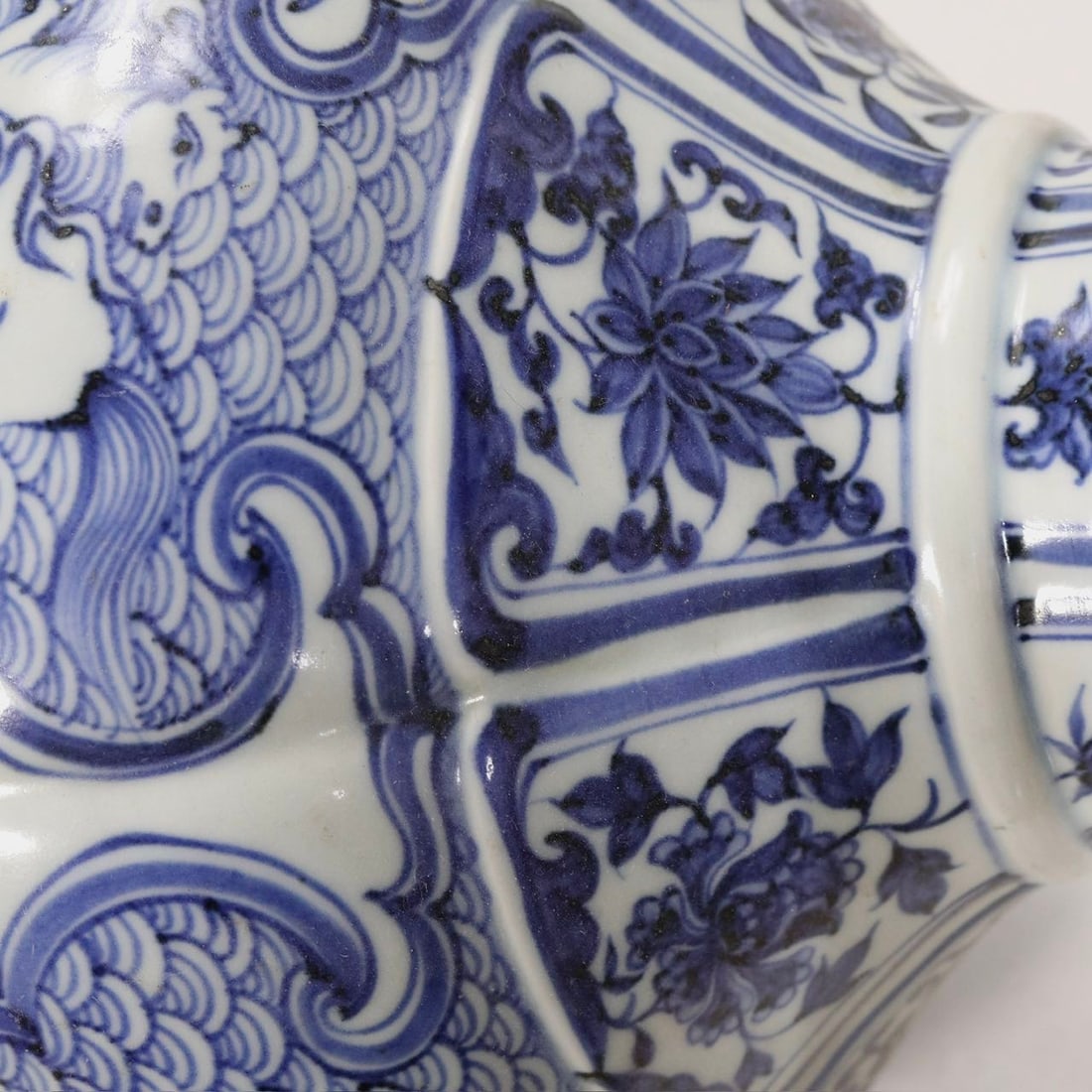 An Exquisite Blue and White Lotus Pattern Vase - 7