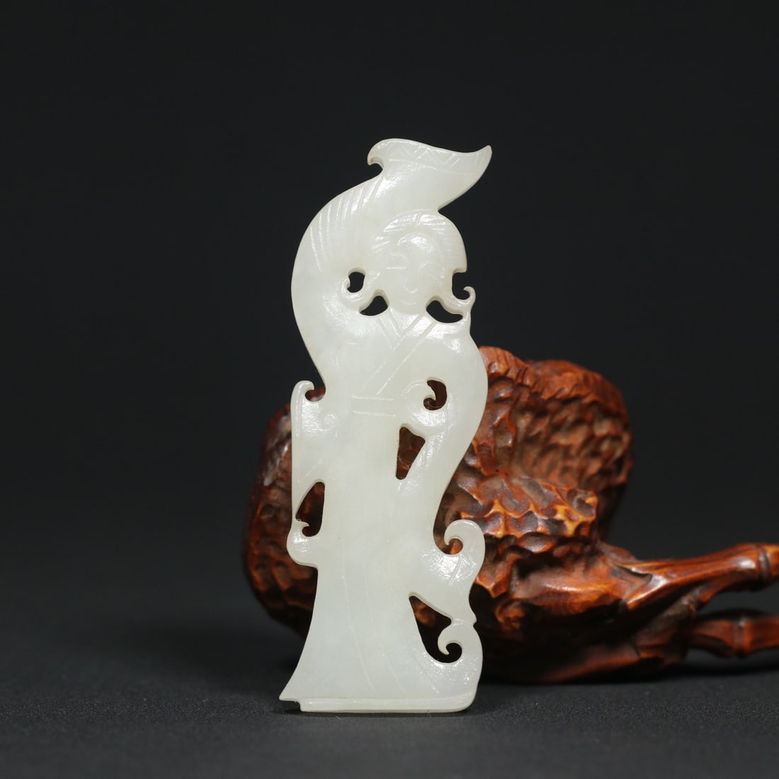 An Exquisite White Jade Figure Pendant: An Exquisite White Jade Figure Pendant Qing Dynasty, China Size:6.5cmx2.3cmx0.7cm Weight:18.7g (The Dimensions Of All Batches Are Manually Measured.If You Need More Detailed Information, Please