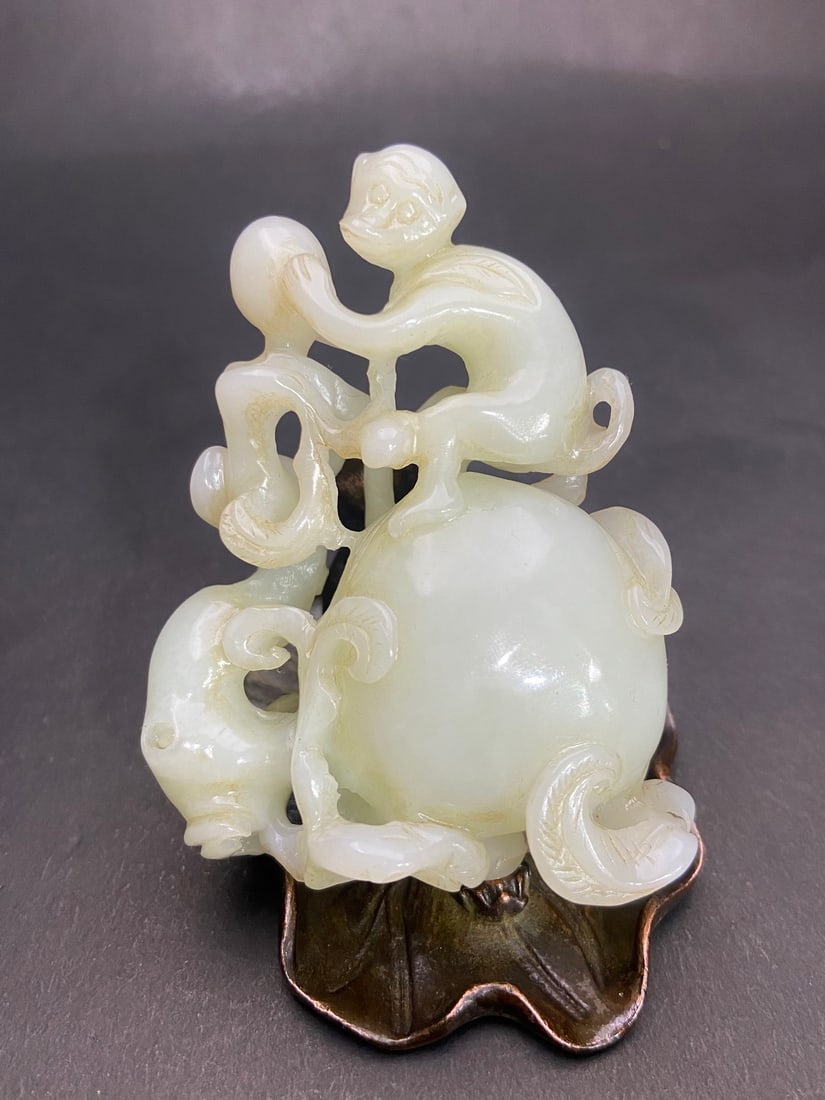 An Exquisite White Jade Bats and Peach Pattern Monkey Pattern Hand Piece: An Exquisite White Jade Bats and Peach Pattern Monkey Pattern Hand Piece Ming Dynasty, China Size:80mmx60mmx30mm Weight:119g (The Dimensions Of All Batches Are Manually Measured.If You Need More