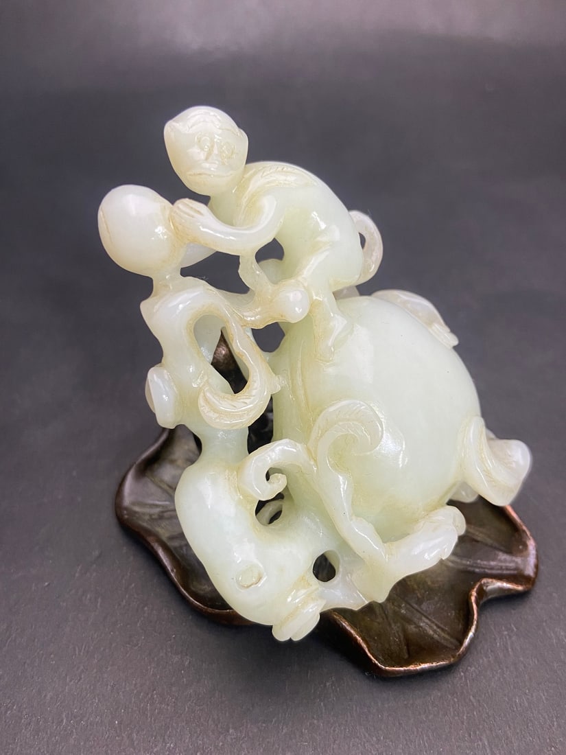An Exquisite White Jade Bats and Peach Pattern Monkey Pattern Hand Piece - 2
