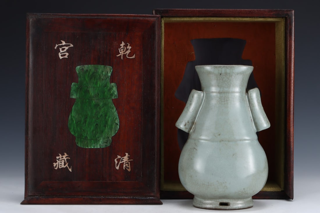 An Exquisite Guan yao Double-Ears Vase: An Exquisite Guan yao Double-Ears Vase Song Dynasty, China Size:22.3cmx15cm (The Dimensions Of All Batches Are Manually Measured.If You Need More Detailed Information, Please Contact Our Customer