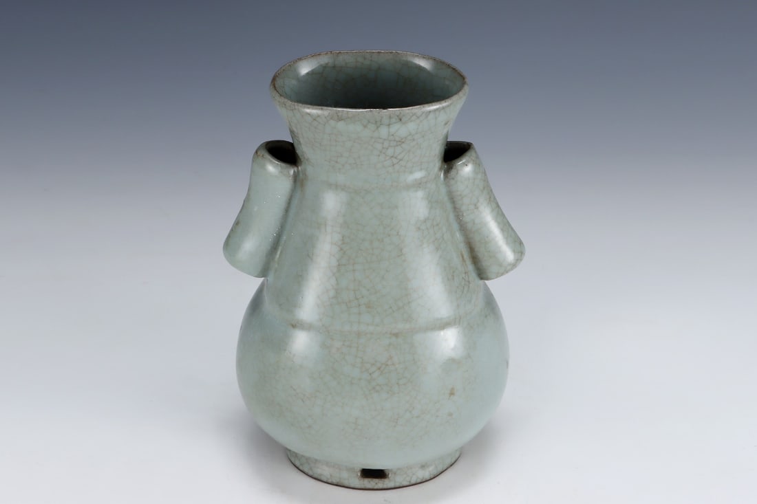 An Exquisite Guan yao Double-Ears Vase - 4