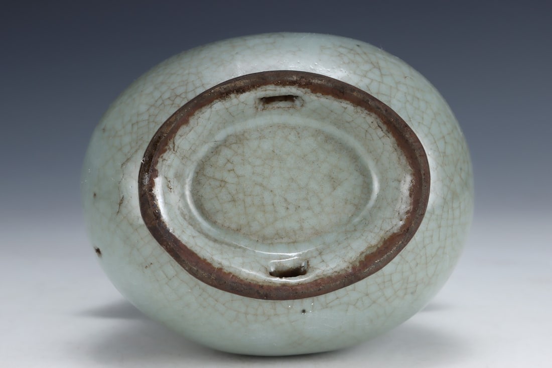 An Exquisite Guan yao Double-Ears Vase - 9