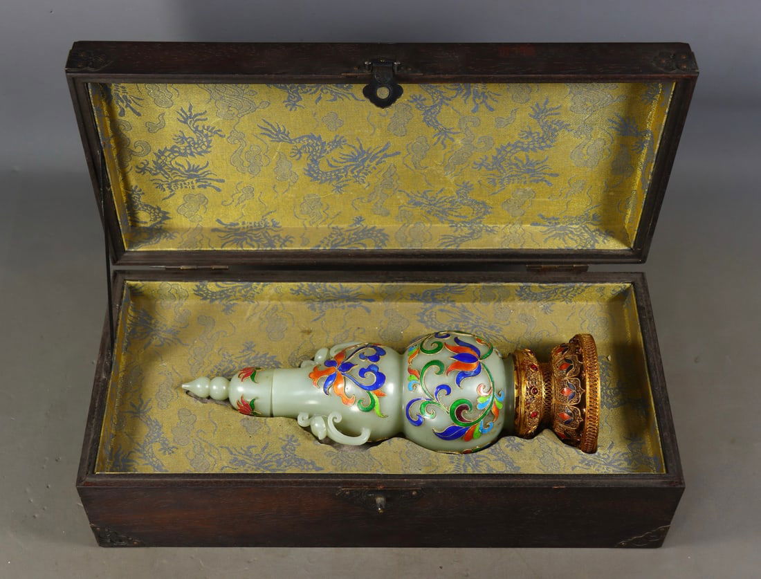 An Exquisite White Jade Cover with Gold Lotus Pattern Gourd-Shaped Double-Ears Vase: An Exquisite White Jade Cover with Gold Lotus Pattern Gourd-Shaped Double-Ears Vase Qing Dynasty, China Size:26.5cmx8cm Weight:526g (The Dimensions Of All Batches Are Manually Measured.If You Need