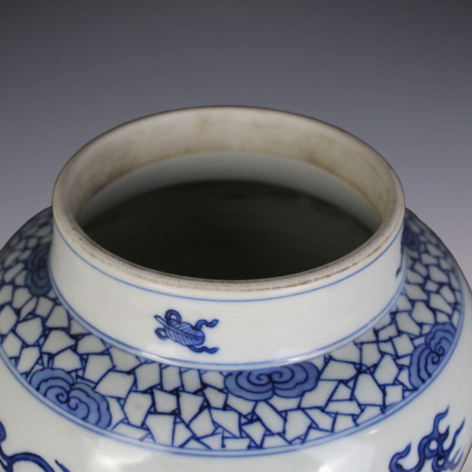 An Exquisite Blue and White Dragon Pattern Seawater Pattern Jar - 6