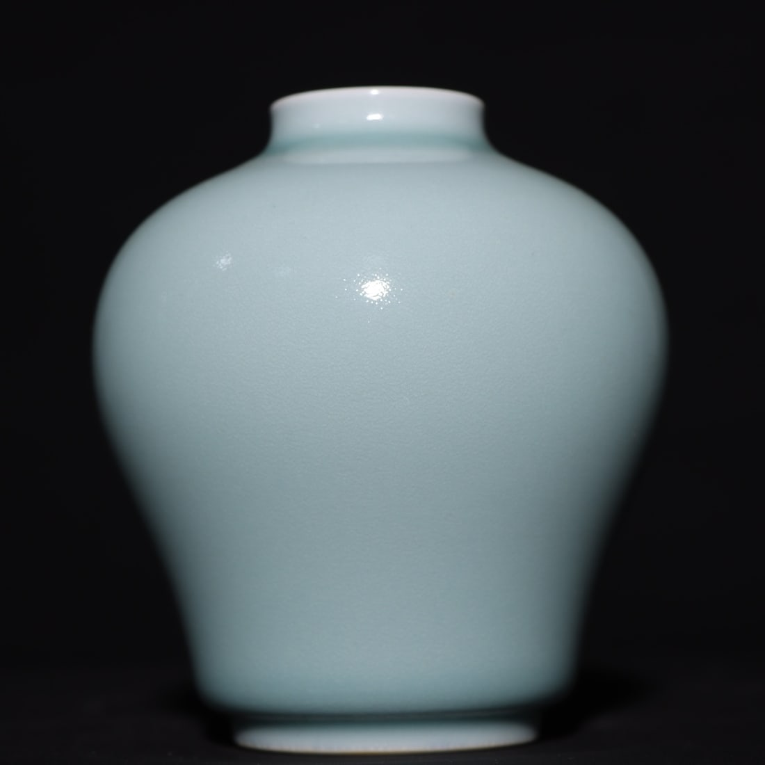 An Exquisite Sky Blue Glazed Jar: An Exquisite Sky Blue Glazed Jar Qing Dynasty, China Kangxi Six-character Mark Size:13cmx11.5cm (The Dimensions Of All Batches Are Manually Measured.If You Need More Detailed Information, Please