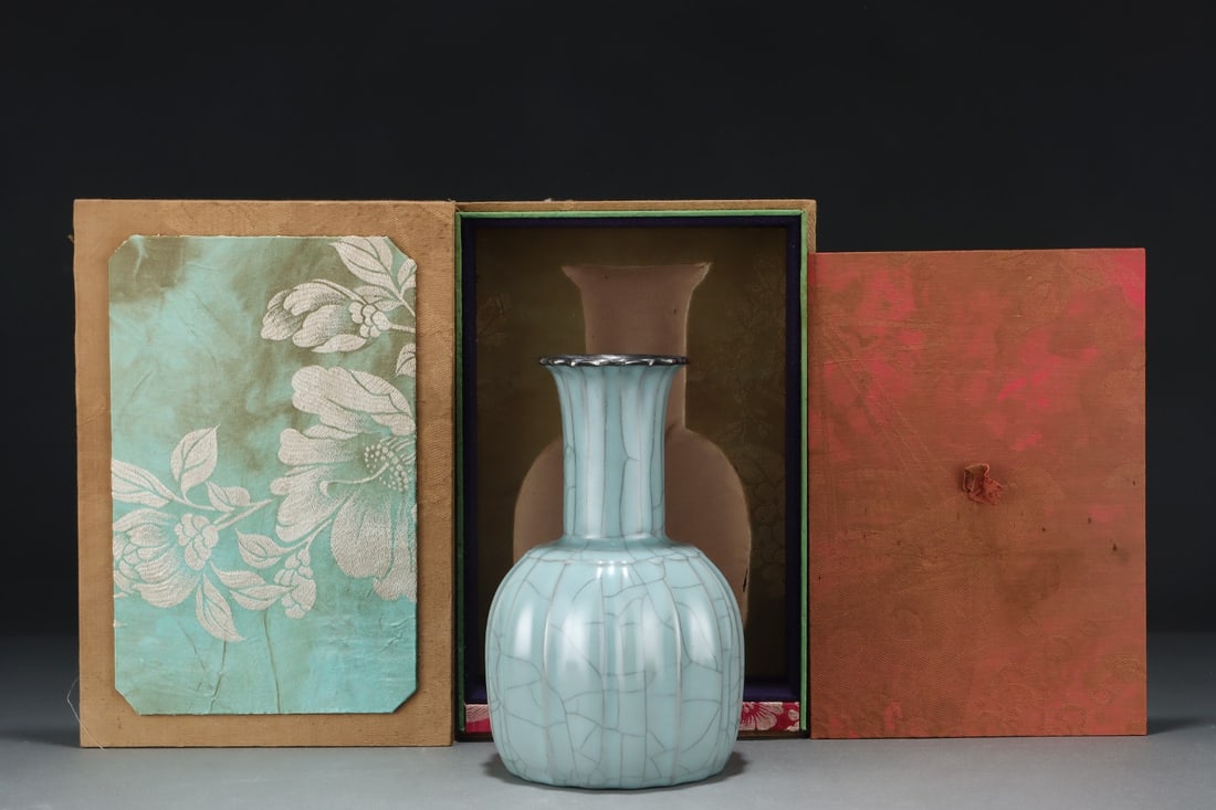 An Exquisite Guan yao Celadon Glazed Vase: An Exquisite Guan yao Celadon Glazed Vase Song Dynasty, China Size:22.7cmx14.2cm (The Dimensions Of All Batches Are Manually Measured.If You Need More Detailed Information, Please Contact Our