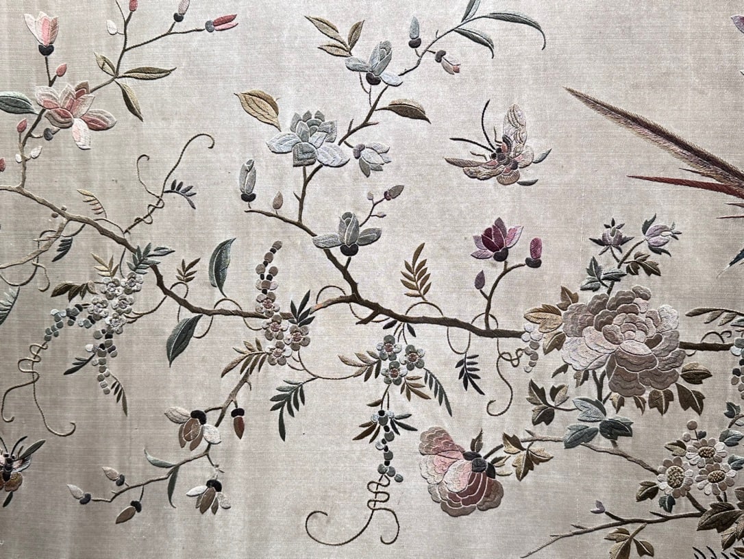 An Exquisite Kesi Flower and Bird Pattern Hanging Panel - 3