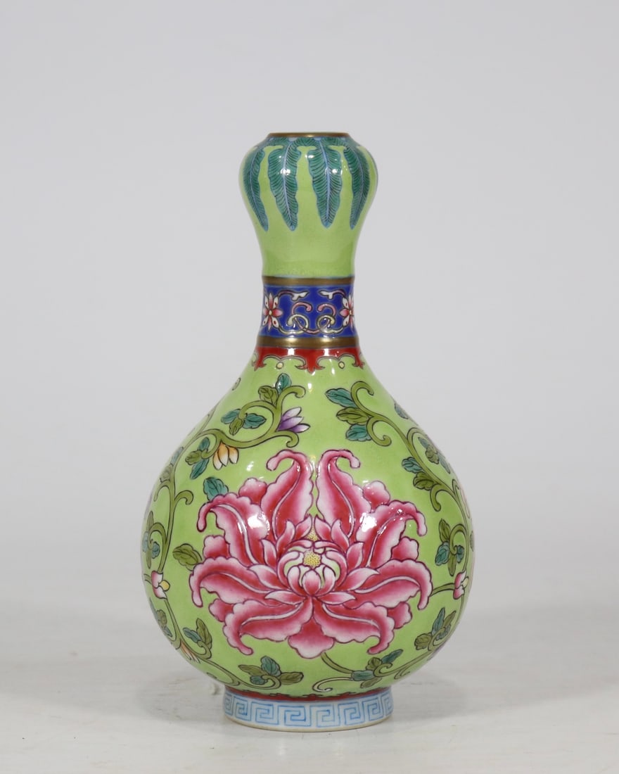 An Exquisite Famille-Rose Green Ground Lotus Pattern Vase: An Exquisite Famille-Rose Green Ground Lotus Pattern Vase Qing Dynasty, China Kangxi Four-character Mark Size:17.5cmx9.5cm (The Dimensions Of All Batches Are Manually Measured.If You Need More